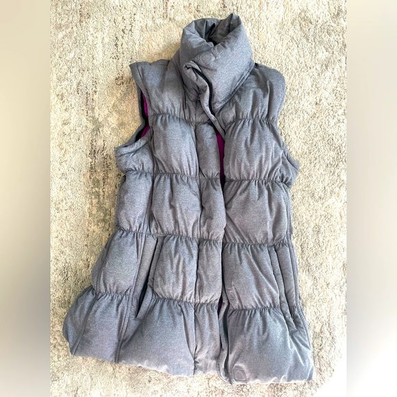 Puffer vest / jacket. Athleta Ruched down puffer jacket/vest with zip on sleeves - Picture 3 of 14